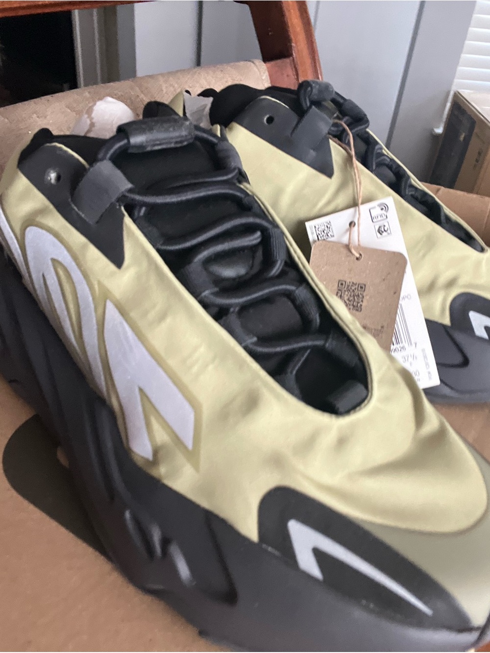 Yeezy boost resin 700 size 5 in mens brand new